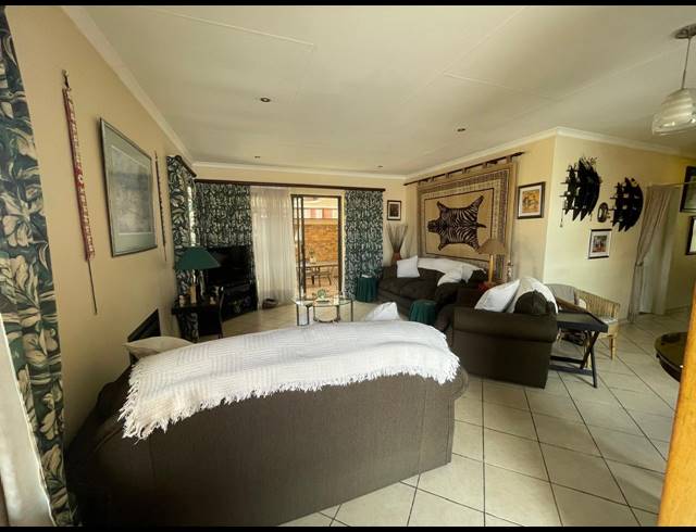 3 BEDROOM CLUSTER FOR SALE IN LAMBTON